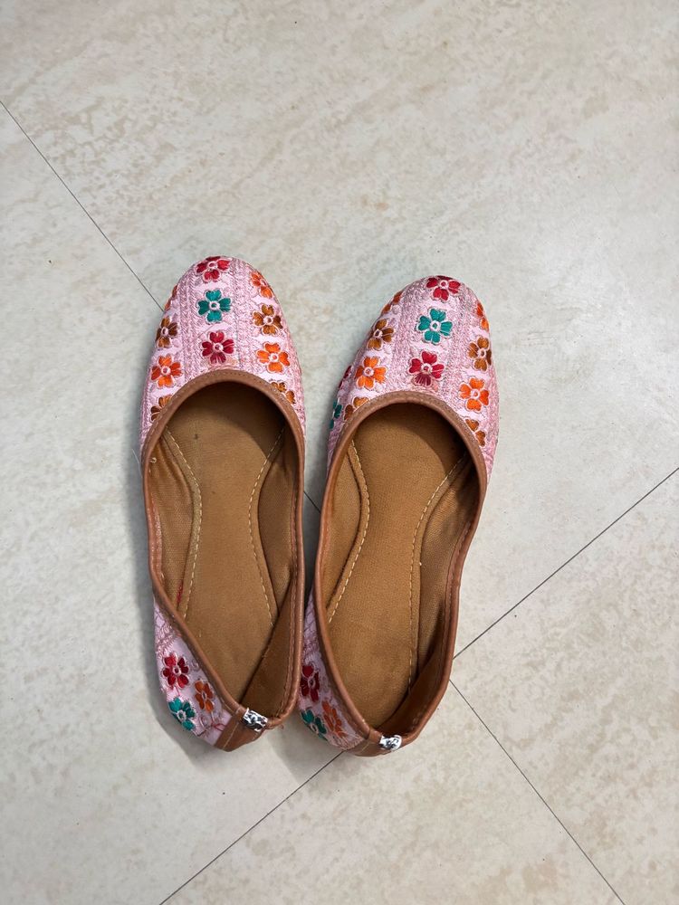 Embroidered Juttis