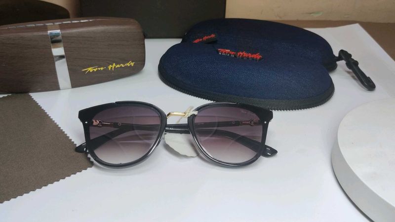 Fashionable Black Sunglasses with Case