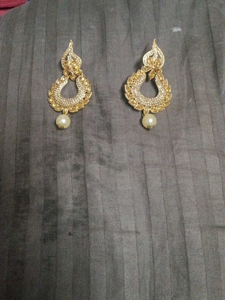 Exquisite Gold Dangle Earrings with Pearls