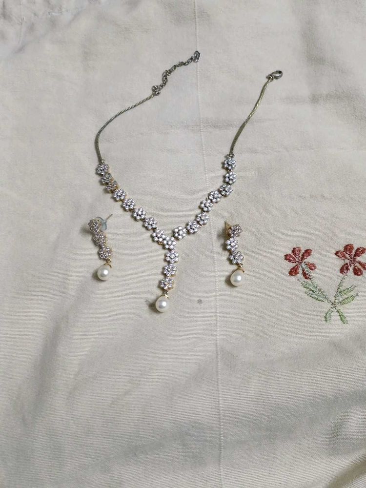 Elegant Pearl &amp; Crystal  Necklace