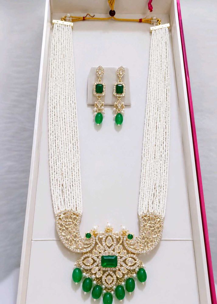Elegant White pearl Necklace with Emerald Pendant