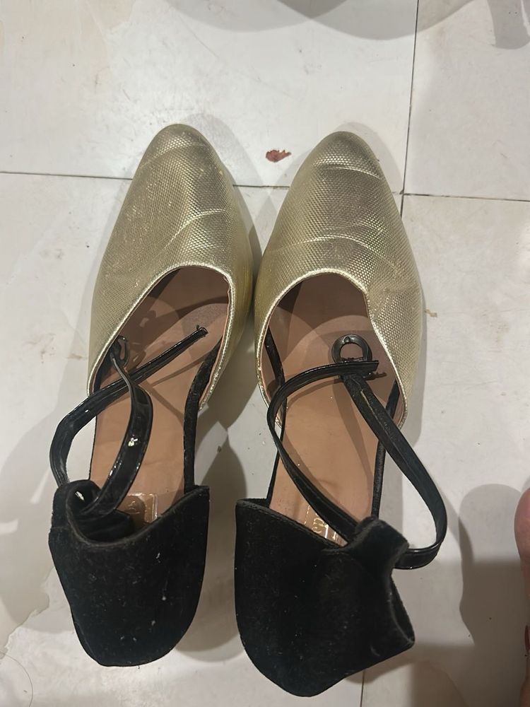 Elegant Gold &amp; Black Flats