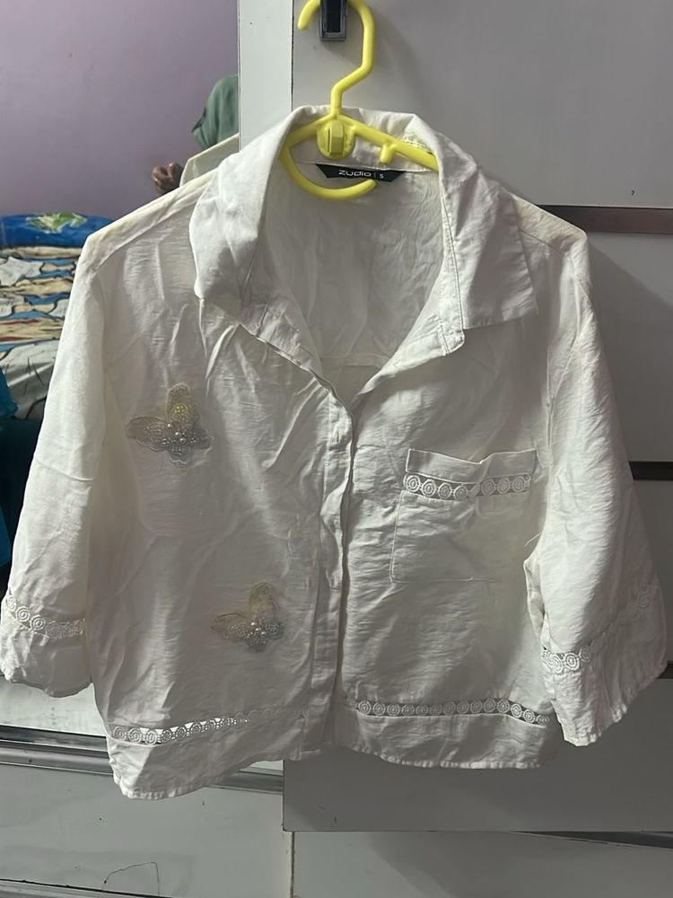 Chic White Butterfly Embellished Cropped Shirt