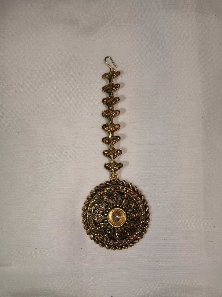 Elegant Maang Tikka