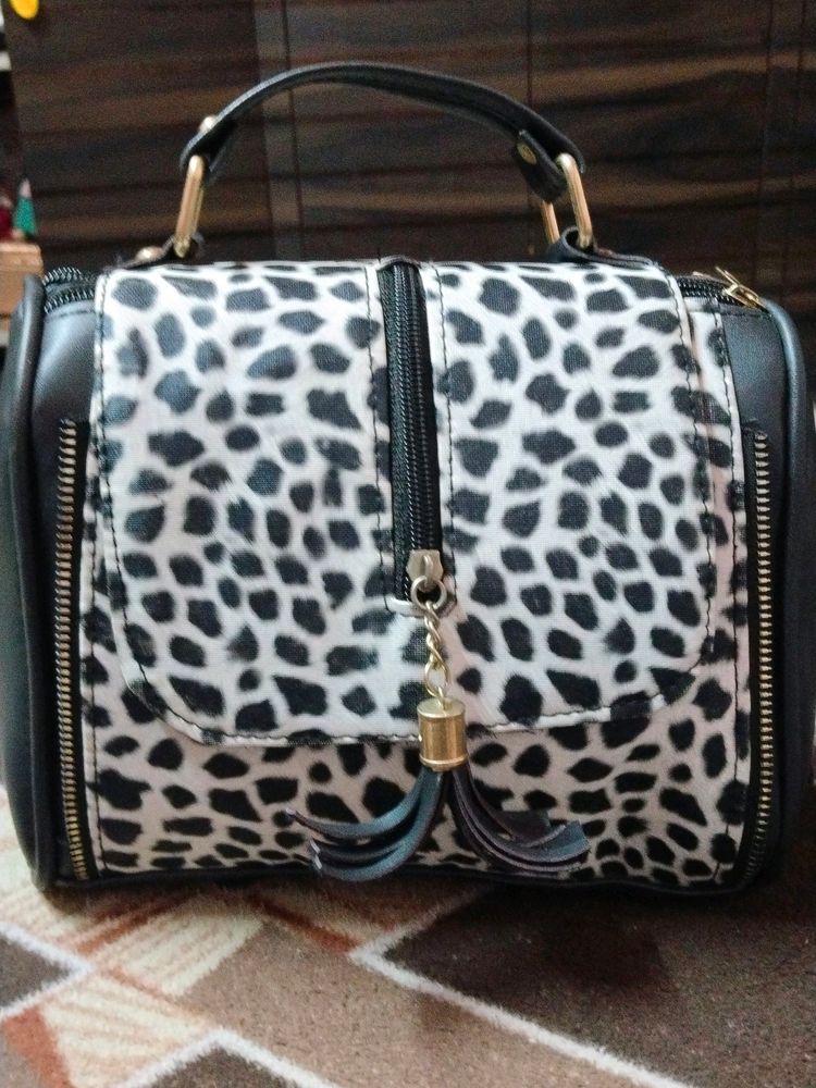 Black And White Sling Bag ❤️
