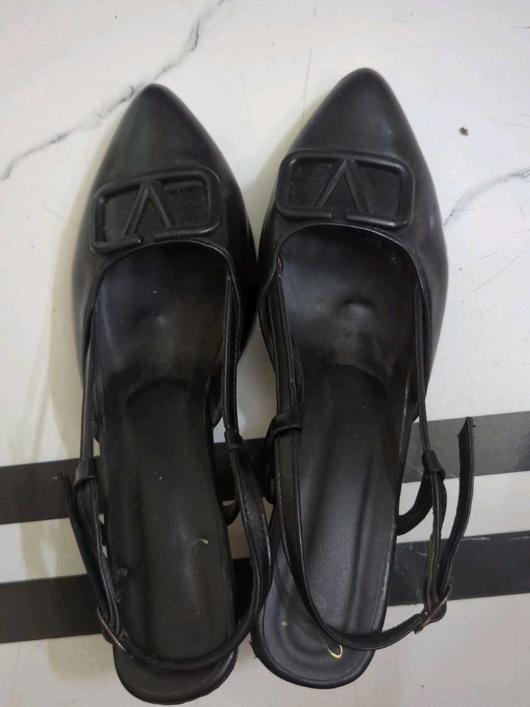 Black "V for Valentino" kitten Heels 👠🖤