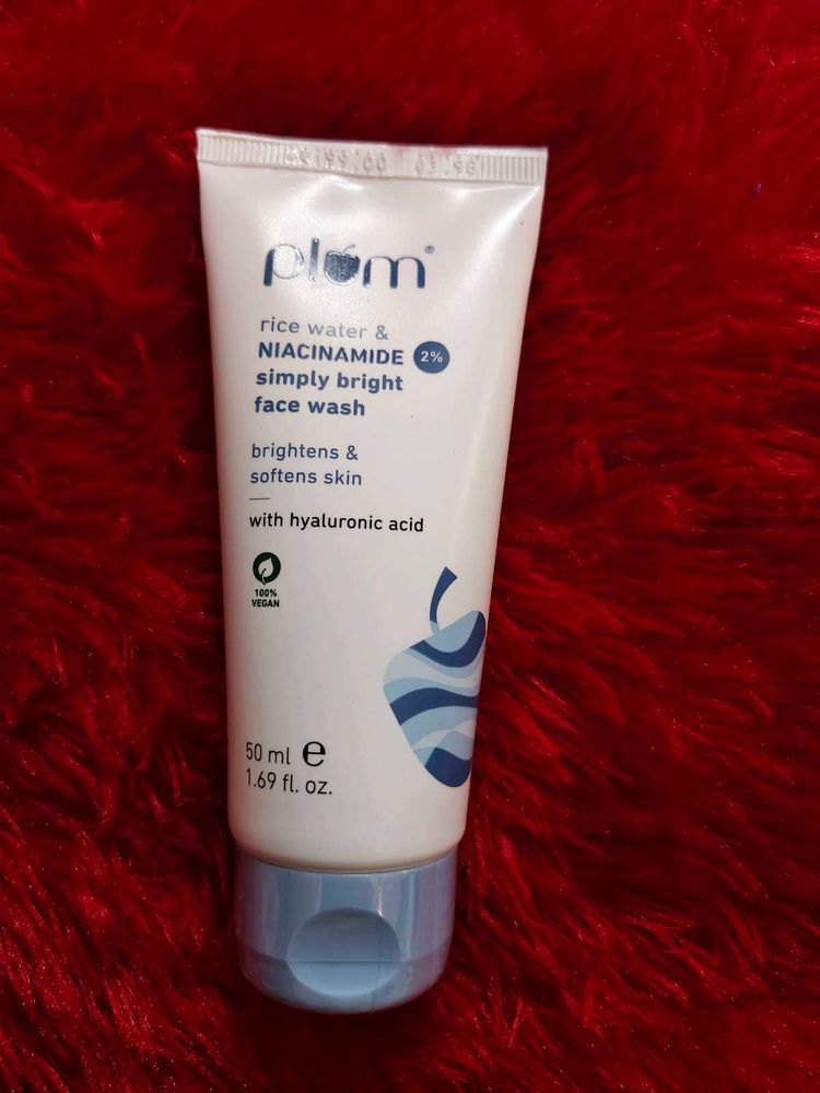 Plum Simply Bright 2% Niacinamide Face Wash with R