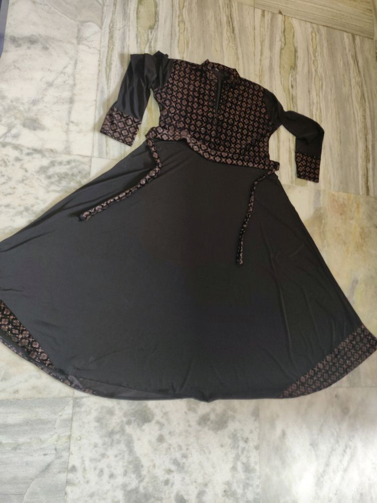 Black With Golden Velvet Abaya🧕