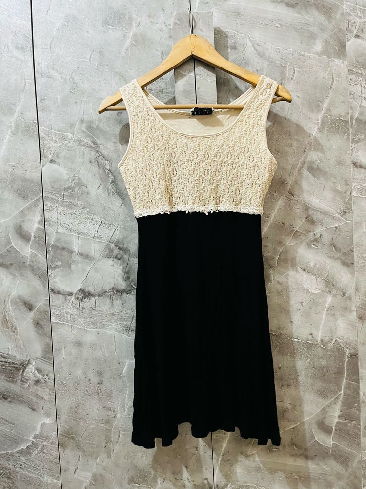Chic Black &amp; Cream Knit Dress