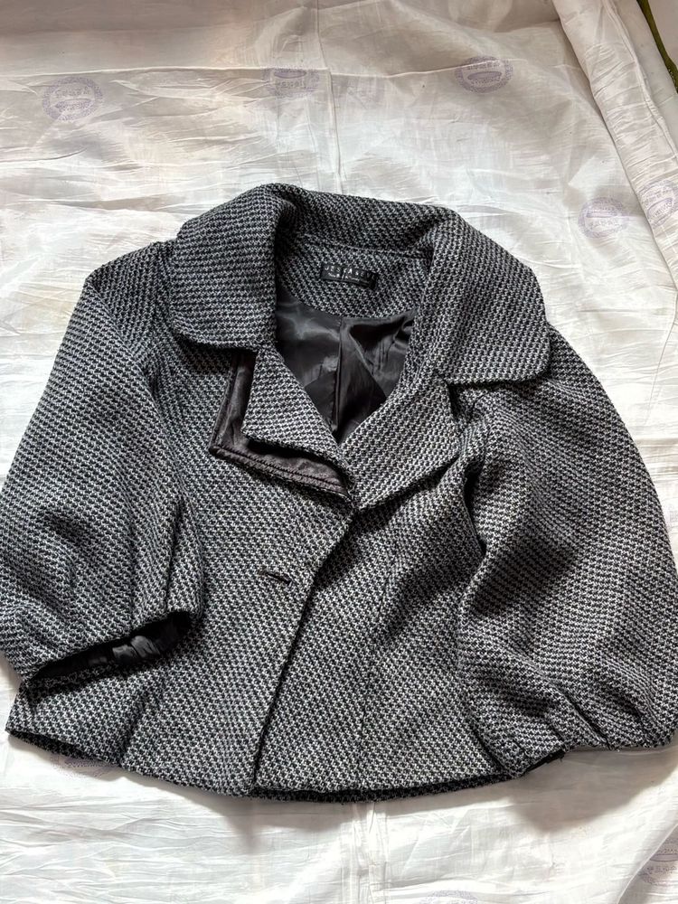 Chic Cropped Tweed Jacket