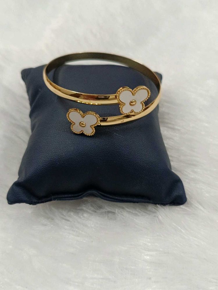 Elegant Clover Bangle Bracelet