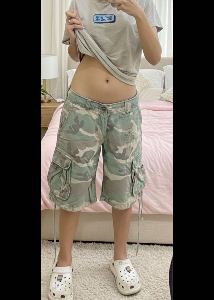 y2k street-style baggy jorts