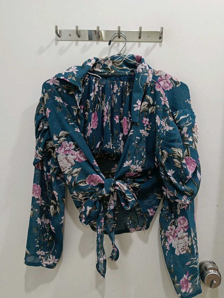*New*Chic Floral Tie-Front Crop Top