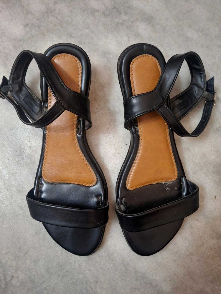 Chic Black Strappy Flat Sandals