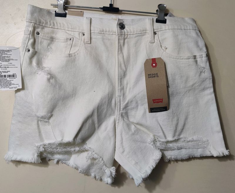 Levi's Women Casual shorts.  New With Tag.