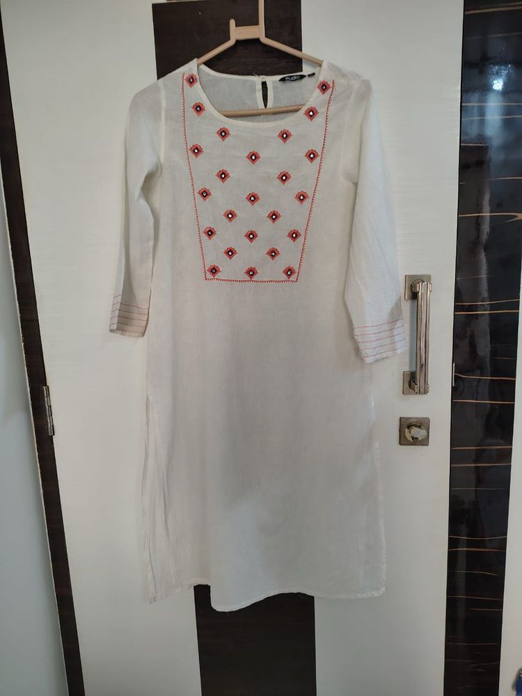 Elegant White Embroidered Kurta size s