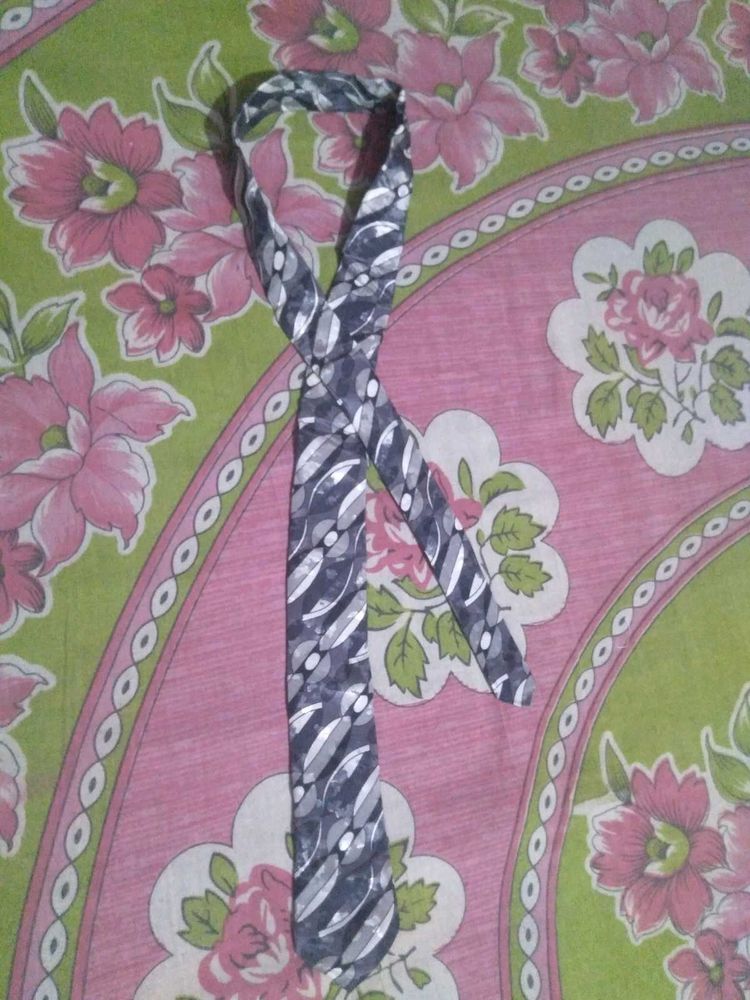 Silk Tie - Black/Silver Pattern