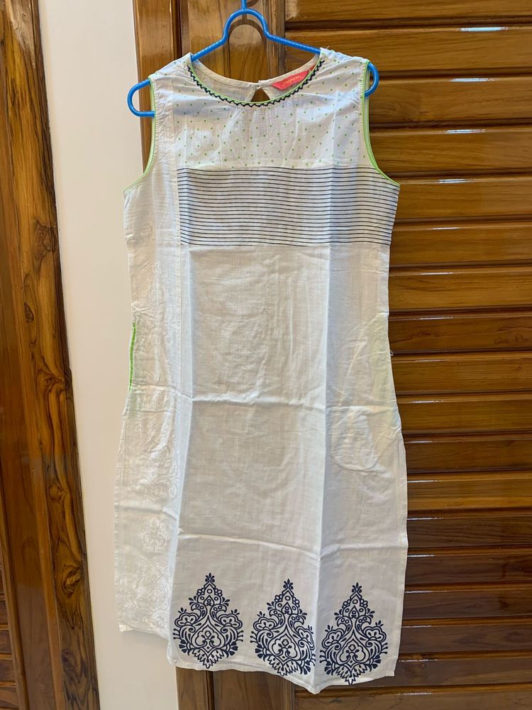 white sleeveless kurti