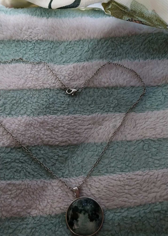 Elegant Round Pendant Necklace with Artistic Stone