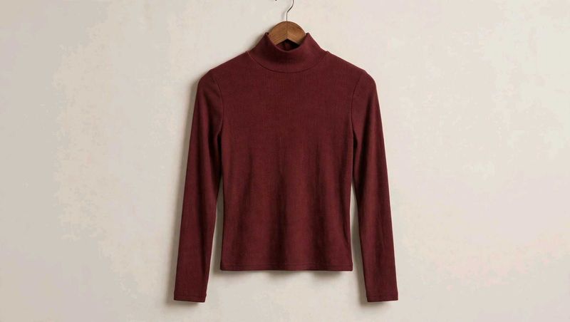 MAROON RIBBED TURTLENECK TOP.