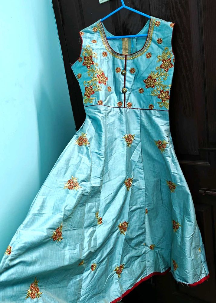 Delivery free Embroidery Gown