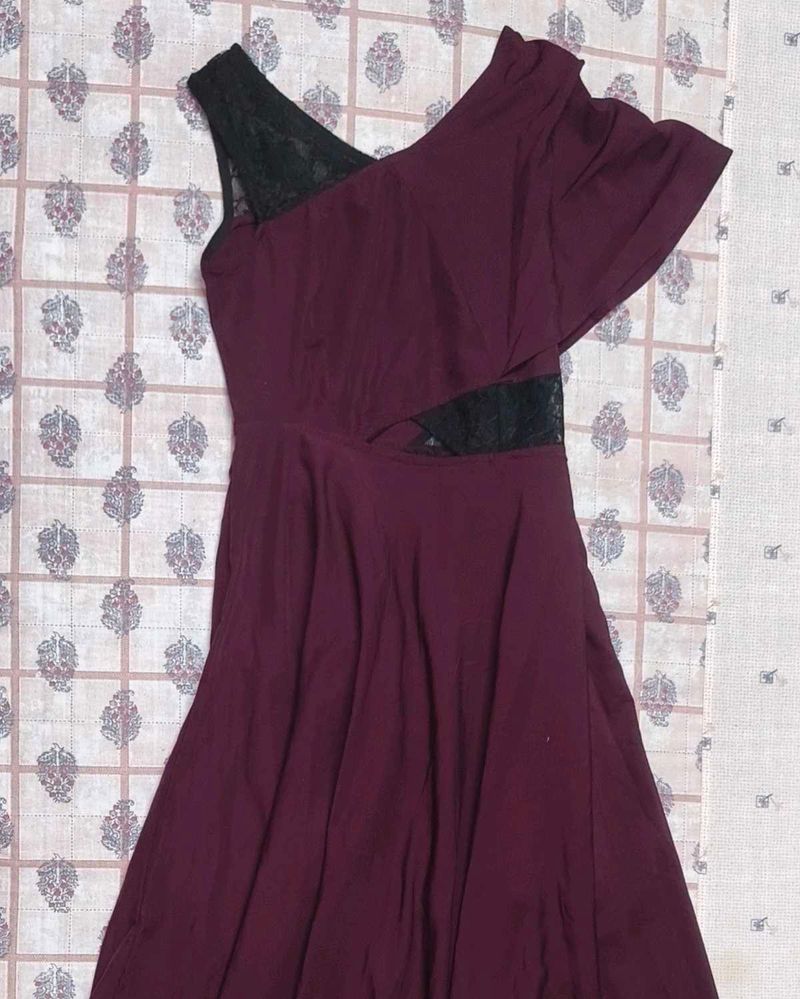Chic One-Shoulder Lace Trimmed Dress