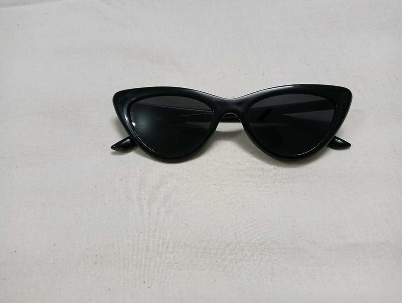 Chic Black Cat-Eye Sunglasses