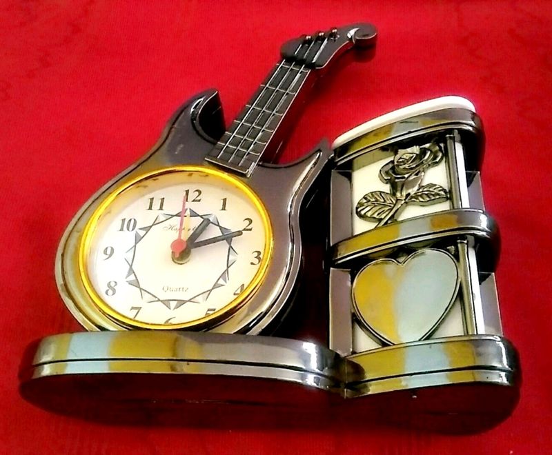 Pen Holder With Clock