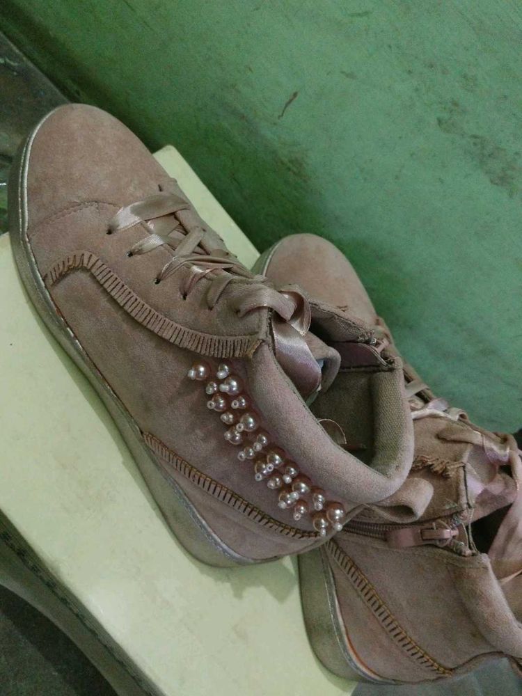 Stylish Women's Sneakers with Pearls