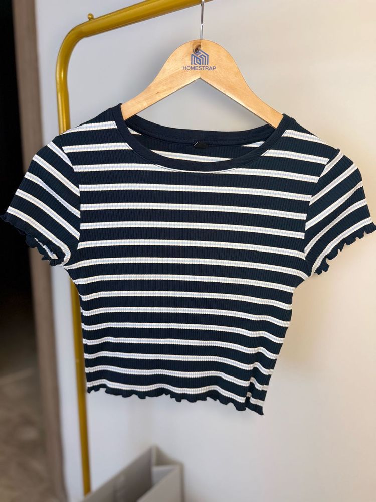 Chic Striped Cropped Tee