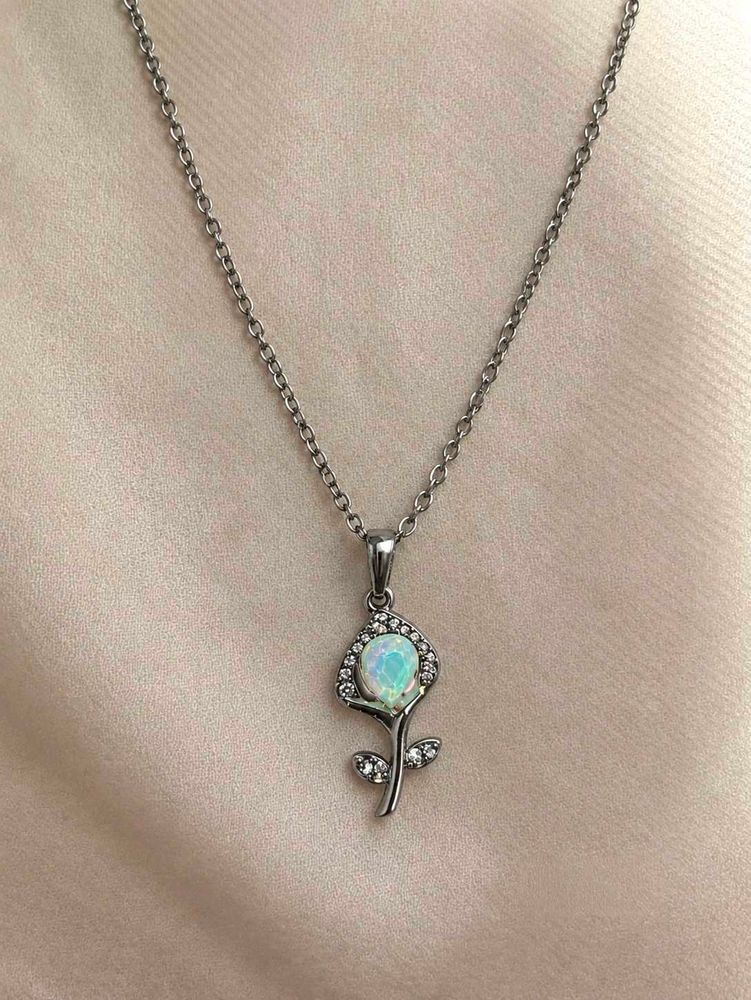 Elegant Flower Pendant Necklace