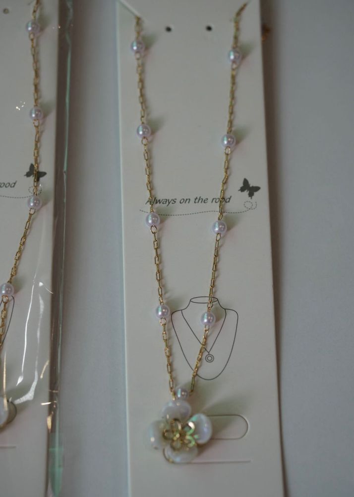 Elegant Pearl &amp; Flower Necklace