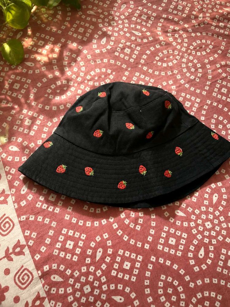 Bucket Hat 🍓🖤