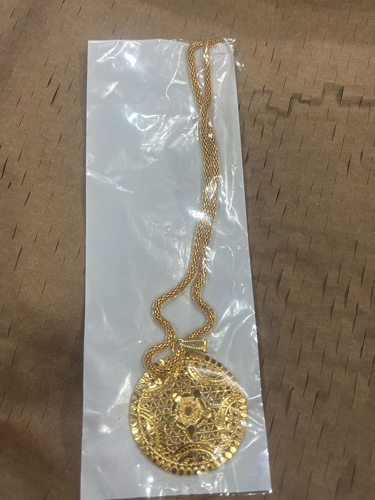 Elegant Gold-Tone Filigree Pendant Necklace