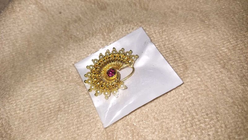 Elegant Gold Nose Pin