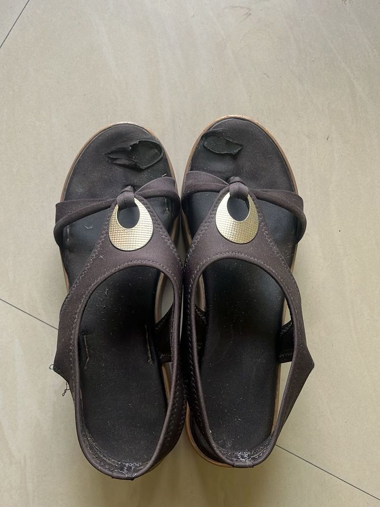 Comfortable Brown Sandals with Gold Accent