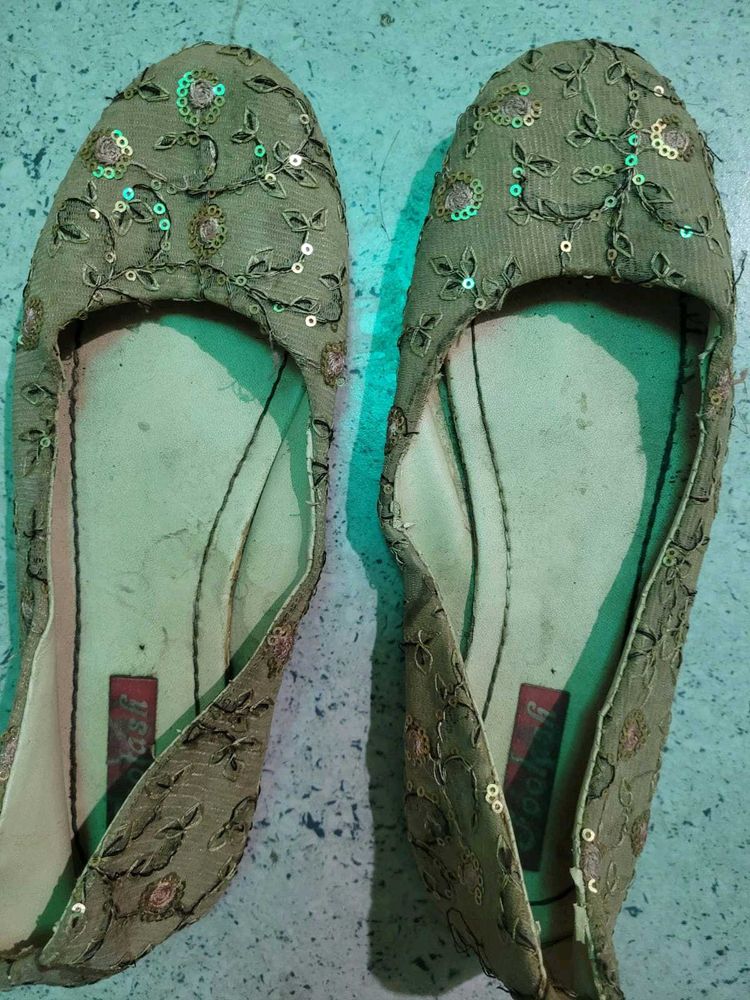 Combo✴️ embroidery golden jutti &amp; black flats