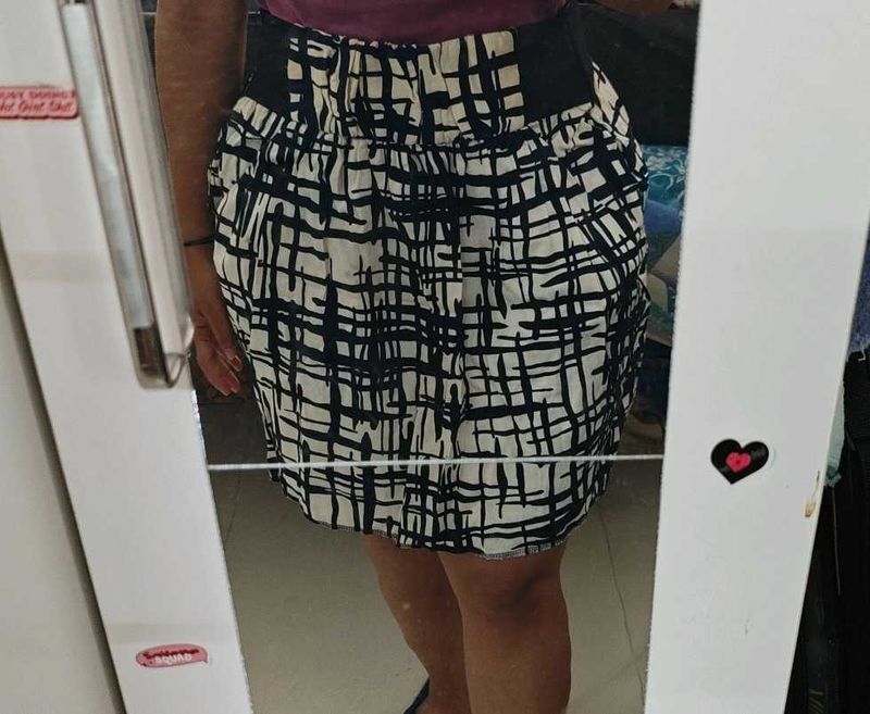 Chic Black &amp; White Patterned Mini Skirt