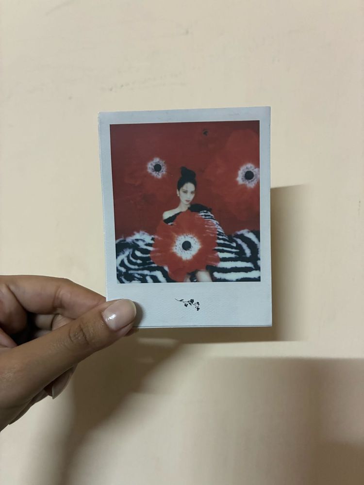 jisoo official Polaroid