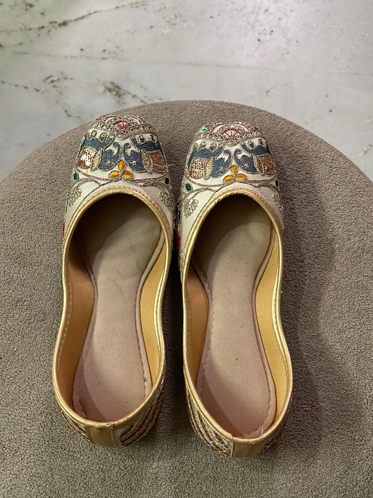Embroidered Jutti Flats